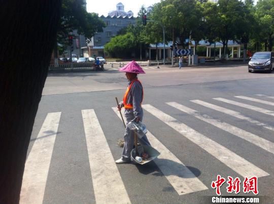 宁波连续发布高温红色预警 环卫工人也喊热