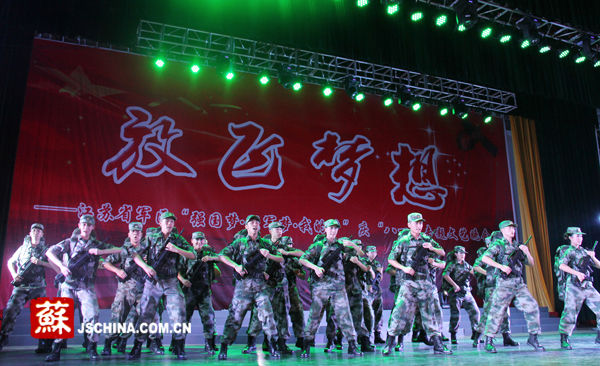 江苏省军区举行庆八一主题文艺晚会