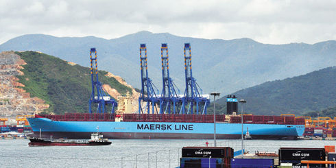 韩国:世界最大集装箱货轮进入釜山新港