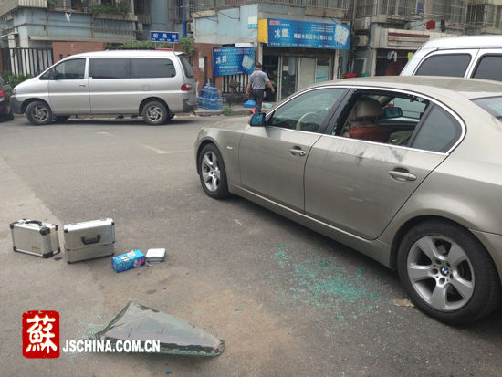 南京市朝天宫附近一夜11辆私家车玻璃被砸