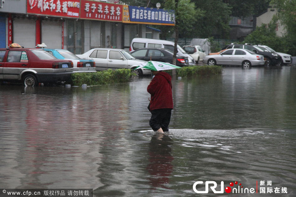 暴雨侵袭哈尔滨 多个路段积水严重(高清组图)