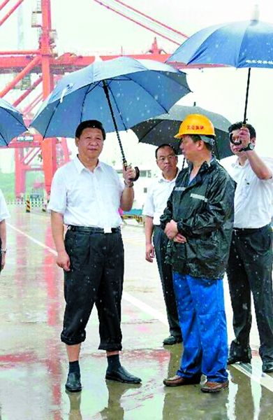 武汉港务集团总经理:习书记边走边说 没在意脚