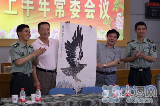 河南安阳:笔墨丹青迎八一 慰问驻军子弟兵