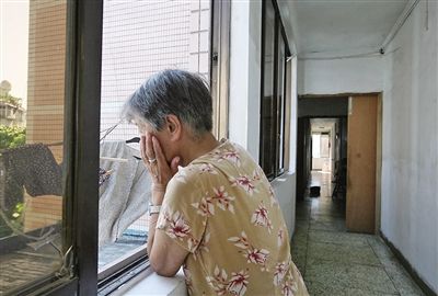 洪殿长寿老人公寓里,一位老人在走廊上发呆.翁卿仑摄