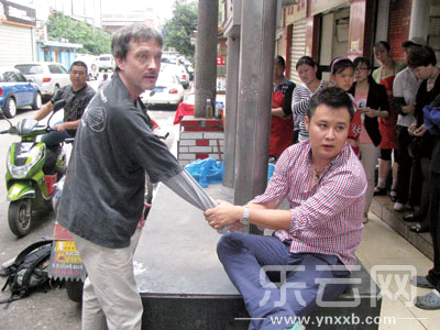 醉酒老外出拳伤人 还劝对方别喝酒