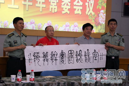 河南安阳:笔墨丹青迎八一 慰问驻军子弟兵