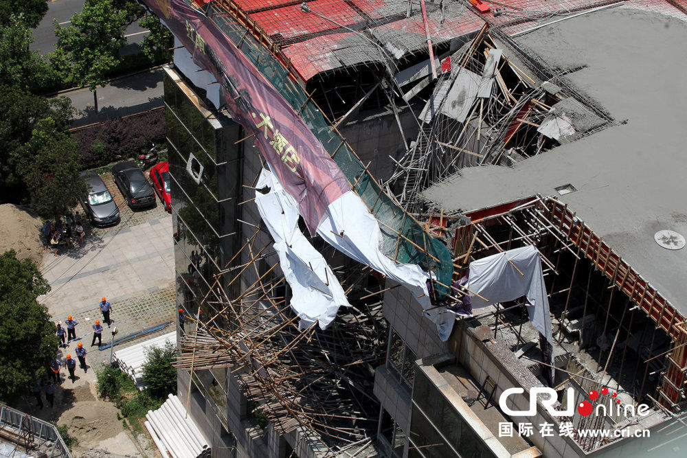 宁波一酒店施工现场脚手架坍塌 6人高空坠落被埋(高清