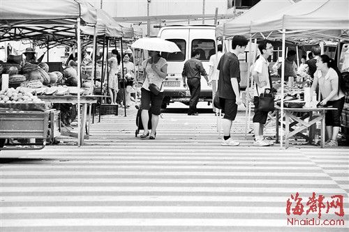 福州霞镜农贸市场附近 摊位竟摆路中央