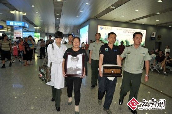 大爱战士李杰魂归故里 文登父老乡亲街头含泪