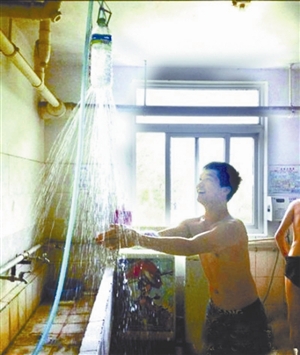 大学生西瓜买通女生宿舍灯光表白.图片