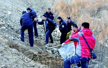 民警寻找受害者尸体。 图片由警方提供