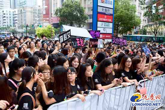  周杰伦 亮相 南京 宣传《天台爱情》粉丝疯狂(组