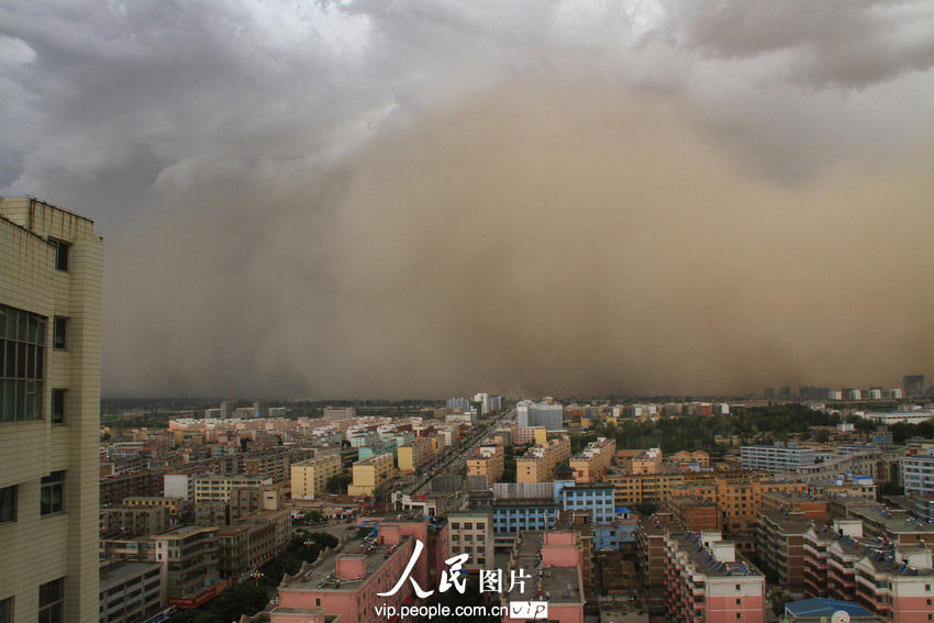 高清组图:甘肃遭遇沙尘暴 漫天黄沙滚滚而来