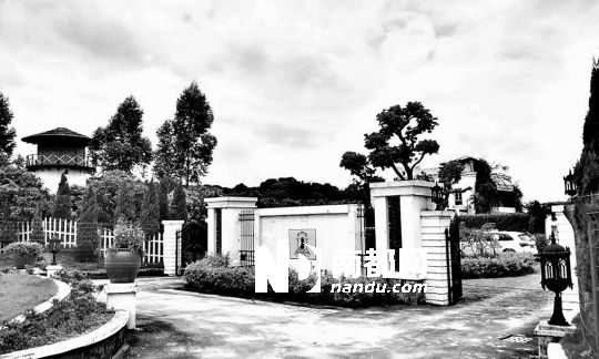 牡丹會SPA池一角，設有專門的水療床，大得足以在裡頭遊上兩圈，隻對會員私人開放。