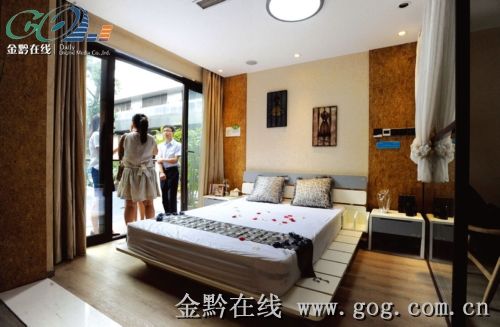 原标题:房子里的小车河 微型湿地、3D打印机、生态小别墅......记者探营贵州生态产品博览会展馆 超级仿真的微型湿地,在小小一块泡沫上浓缩了青山绿水小桥人家;无比神奇的打印机,打印的不是白纸上的黑字,而是一个个高仿艺术品;只有90平米的小小别墅却有大文章:厨余垃圾不浪费,健身燃烧的卡路里居然也能变成家用电能;出自小朋友之手的长廊画,贵州风情贵阳美景就在墙上,簸箕里盛放的是绚丽油画民族风俗……这些不可思议的生态产品,美不胜收的创意作品,全都来自即将开展的中国贵州生态产品(技术)