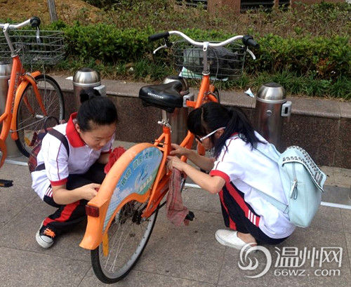 温州中学生为公共自行车义务洗澡