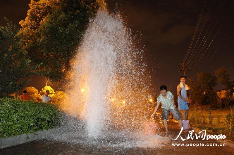 高清:长沙水管爆裂 市民趁势洗澡