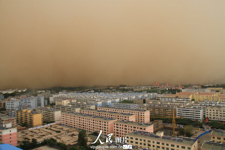 高清组图:甘肃遭遇沙尘暴 漫天黄沙滚滚而来