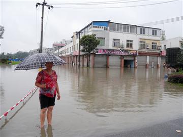 郫县安德镇望陆村被淹 积水最深近2米