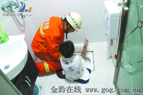 小男孩洗澡脚卡进便池