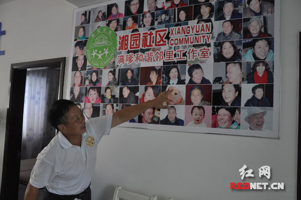 保洁员用拖把洗楼道扶手 长沙六旬老爹给物业