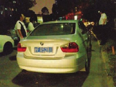 上海:宝马女小区抢道不成 把车撂下堵路致车被