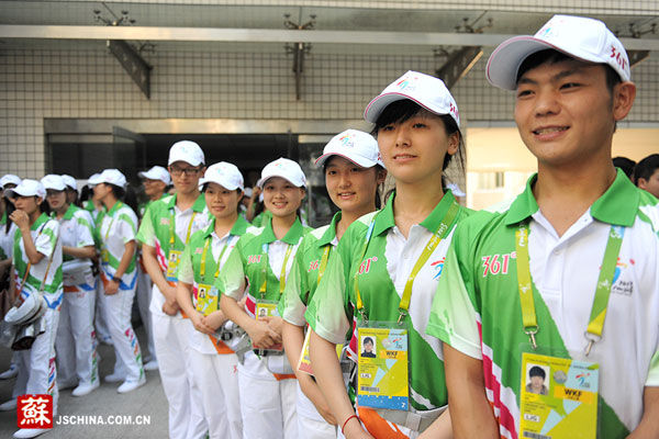 南京亚青会志愿者集体换装白绿相间激情夏清