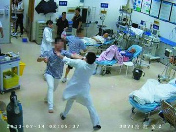 上海5醉酒市民大闹急诊室 追打值班护士20分钟