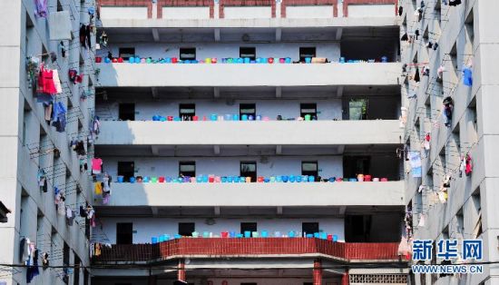 湖北热浪滚滚 学生巧用酷暑自制太阳能热水器