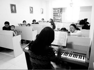 数码钢琴弹奏小乐曲 吸收大能量