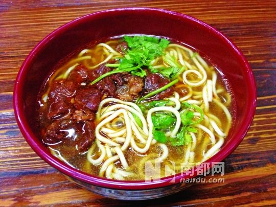 山村牛肉面 店面矮穷挫,味道真心好_资讯频道