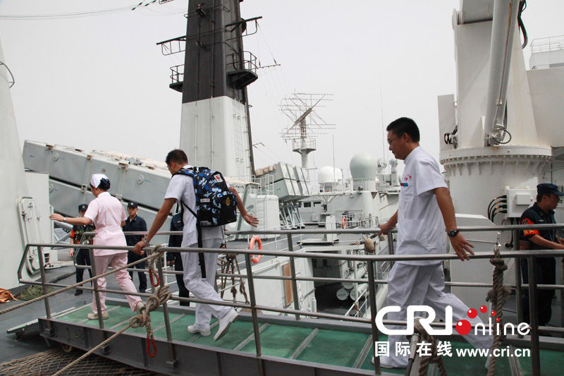 和平方舟医院船在亚丁湾海域赢得各国护航官兵