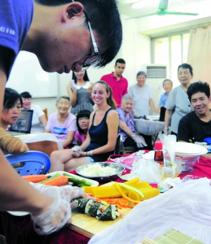 外国大学生进社区教居民做异国美食