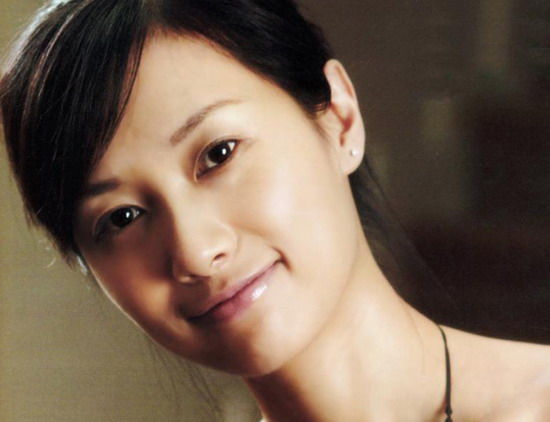 徐静蕾发微博否认隐婚 网友热议护照签名"太丑"