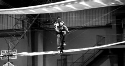 人力直升机:悬空三米飞行一分钟