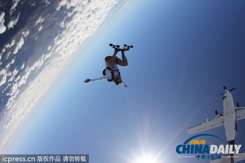 极限运动家脚绑滑板空中炫特技 腾云驾雾宛如孙悟空_资讯频道_凤凰网
