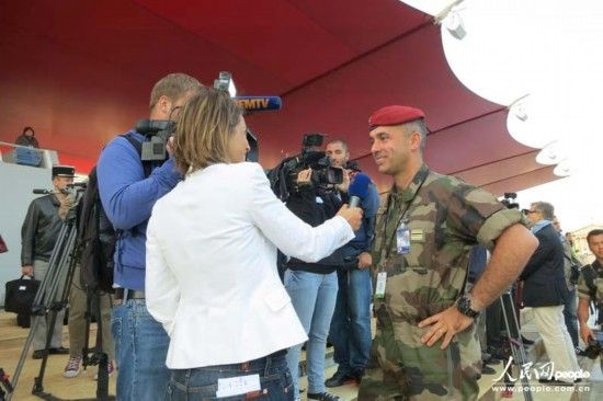 法国举行盛大国庆阅兵式 外籍军团肩扛斧头亮