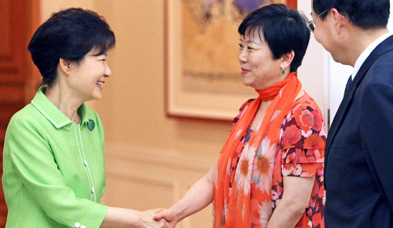 李小林 朴槿惠 中国/韩国总统朴槿惠与中国人民对外友好协会会长李小林（中）握手。...