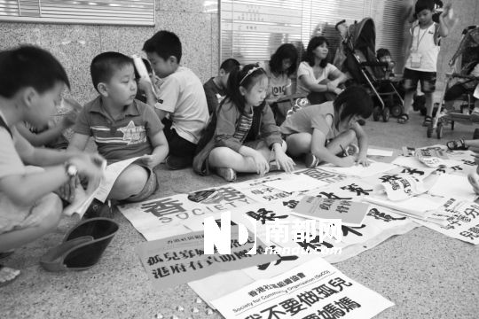 跨境单亲家庭盼酌情发身份证