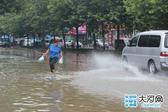 漯河大雨过后变"威尼斯"水城 市区多处积水