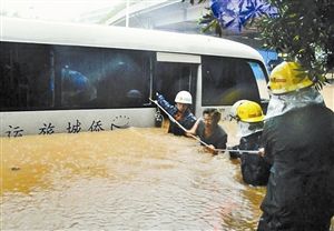 暴雨突袭深圳180处水浸2人遇难