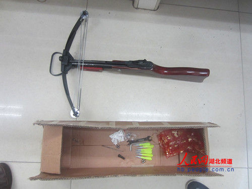 荆门龙泉派出所收缴一支弓弩