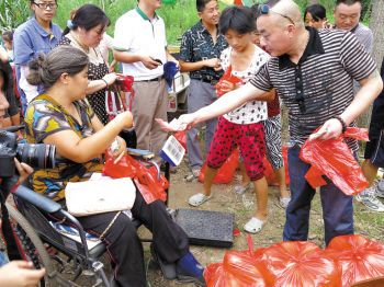 百余志愿者自驾丰县买苹果_资讯频道_凤凰网