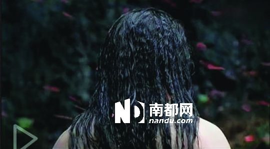 原标题:女汉子偷看男妹子 还约对方一起泡澡 林依晨对冯绍峰都说了啥 说这样的台词能不笑场的都是铁骨铮铮的演技派好么? 冯叔的古代离子烫 上天真的没有给这个姑娘健康的审美啊! 不是不露(blue)肉(O )王(king)么! 南都讯 记者齐帅 实习生李泳 8月4日,由冯绍峰、林依晨主演的古装偶像剧《兰陵王》在浙江、深圳等卫视播出。据悉,该剧首播当日在浙江卫视的收视率便把电视剧版《失恋三十三天》《武松》等同日开播热剧甩在身后,在暑期竞争激烈的卫视黄金档排名第二。冯绍峰女友倪妮发微博力挺《兰陵王