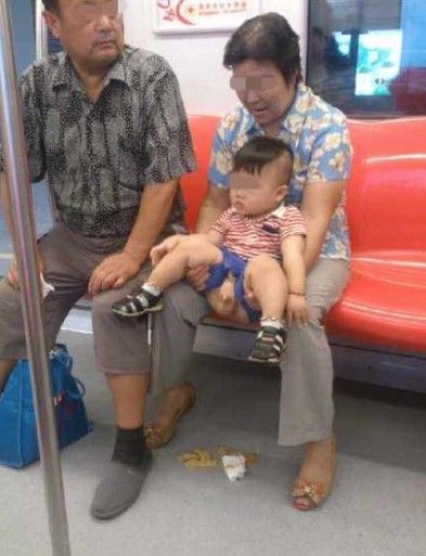 南京地铁大便弟引关注 孩子母亲今出面道歉(