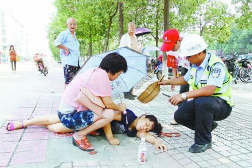 路上有人晕倒后路人报警救护车来了病人醒了也没啥事就不上车,病人不