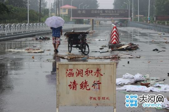 漯河大雨过后变"威尼斯"水城 市区多处积水