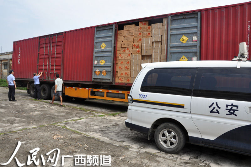 北海市公安局海城分局查获近千箱非法运输烟花