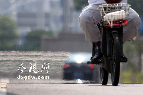 连日高温,路上热浪滚滚.