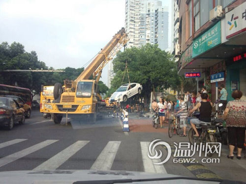 温州男子开保时捷醉驾翻车 称若关我就叫人枪